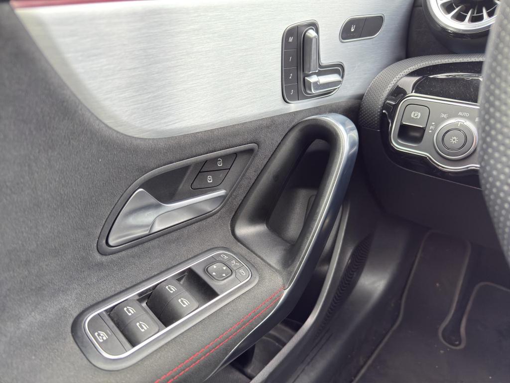 Mercedes-Benz A-Klasse 250 e amg line panoramadak | 19"velg | sfeer | elekt