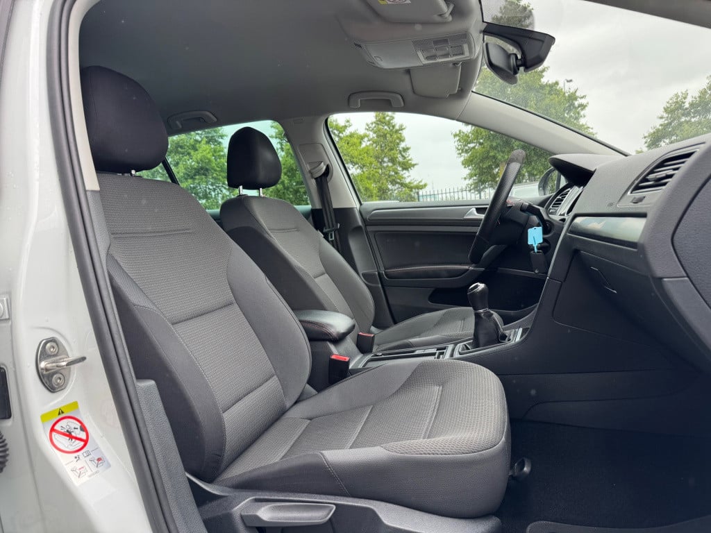 Volkswagen Golf 1.0 tsi r-line * navigatie * adaptieve cruise control * pdc