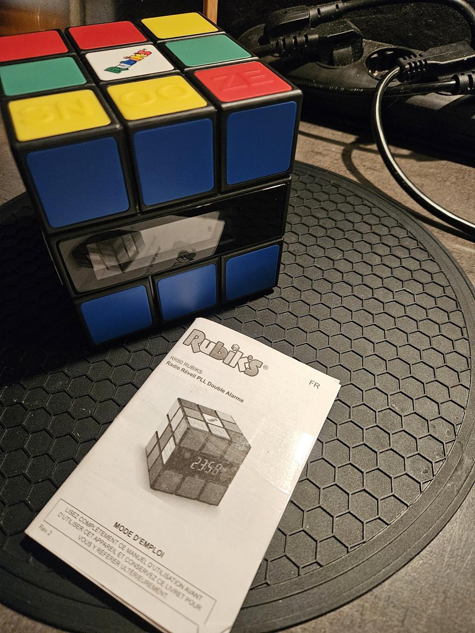 Werkende grote vrolijke vintage Bigben Rubik's cube wekkerradio