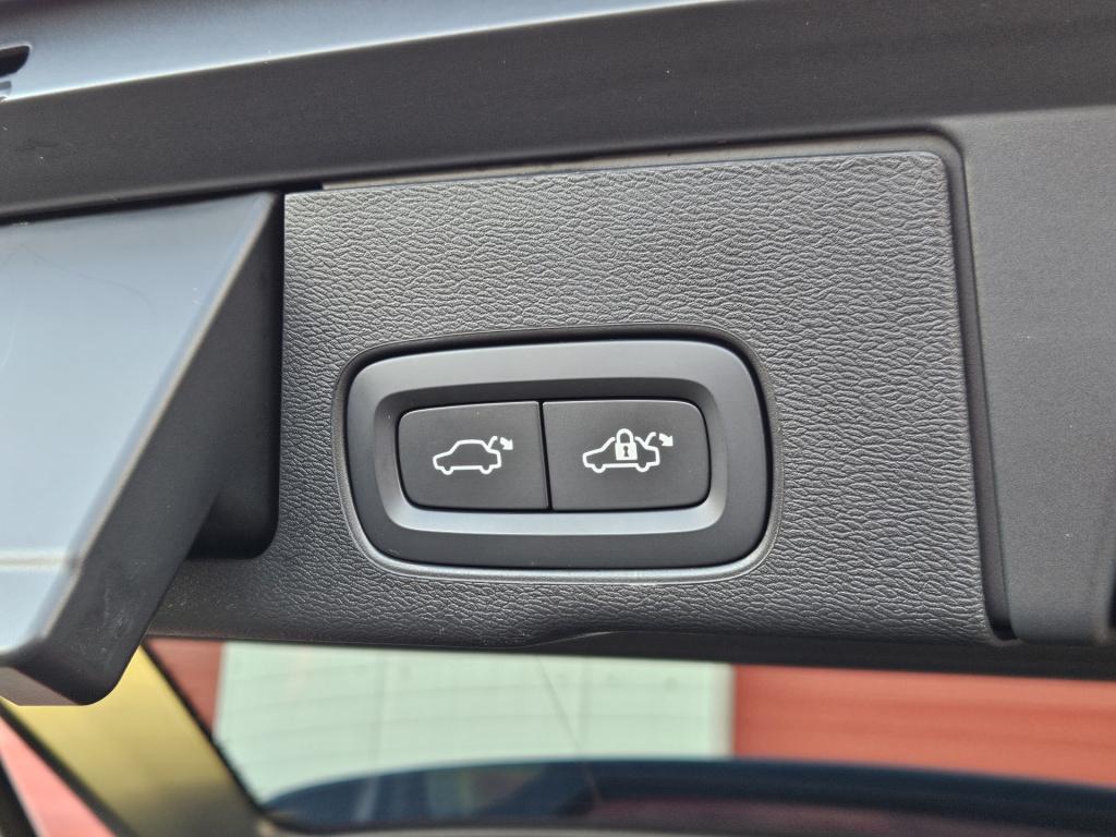 Volvo XC60 2.0 t8 plug-in hybrid awd ultimate dark r-design | luchtvering |