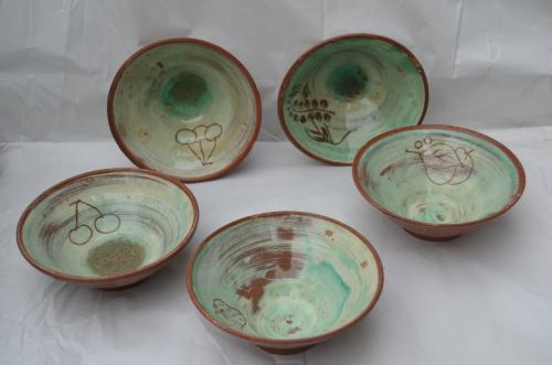 Keramiek 4 schaaltjes gesigneerd 'Haemstede' denk ik.