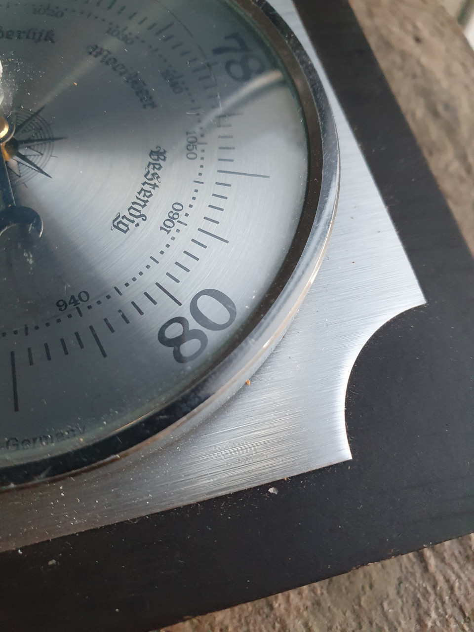 Mooi antiek metalen barometer, kleur zilver in mooie werkende staat....