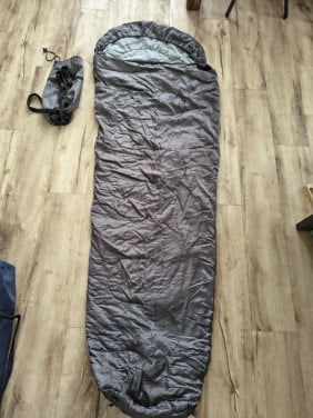 Mooie grijze mummy slaapzak met compressie hoes. Kampeerbed.