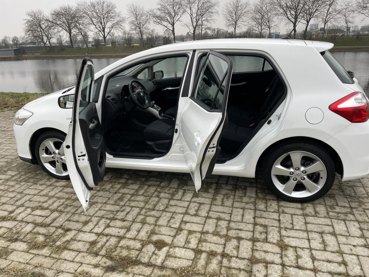 Toyota auris 1.8 full hybrid dynamic