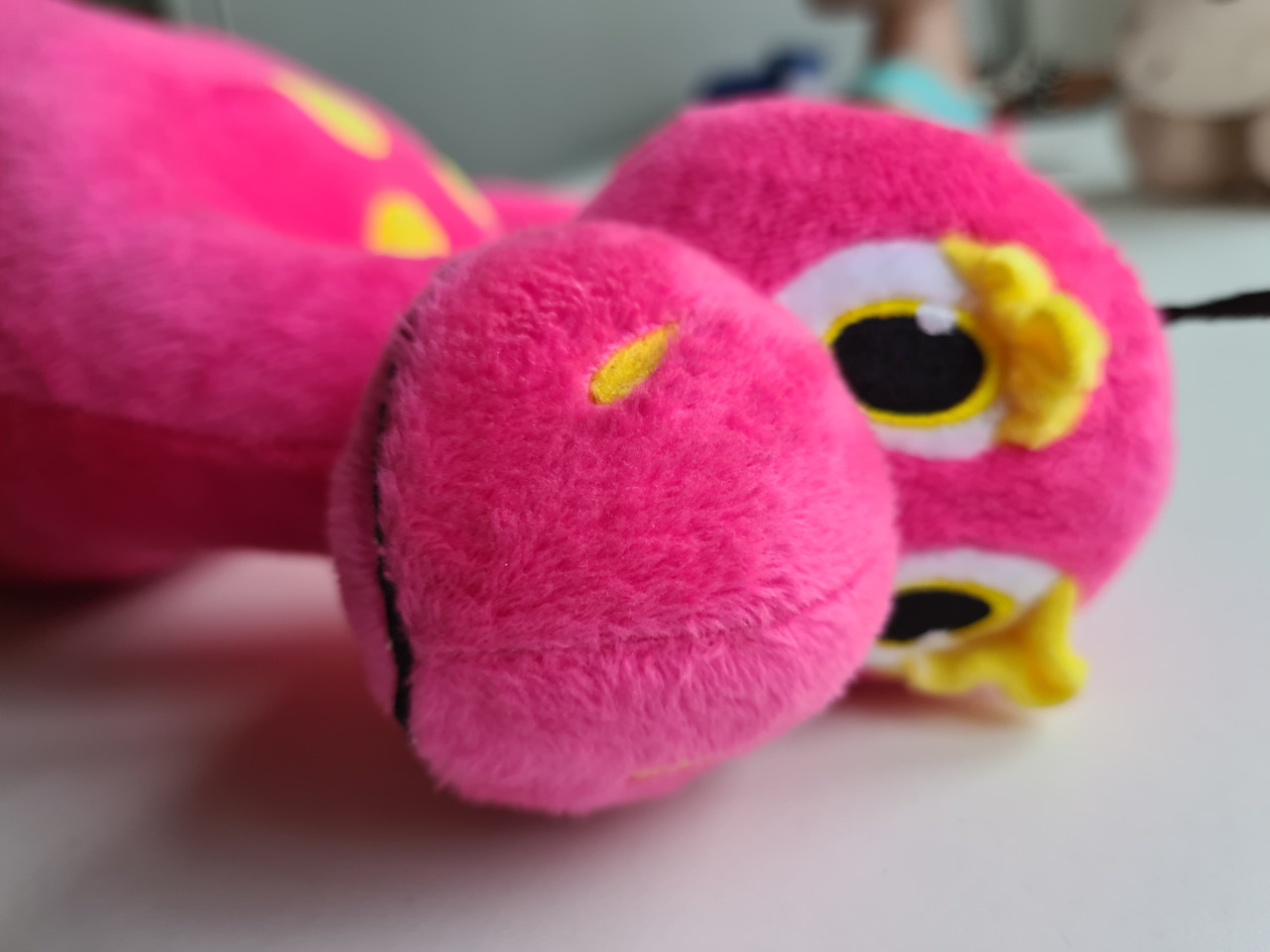 Schattige roze dinosaurus knuffel