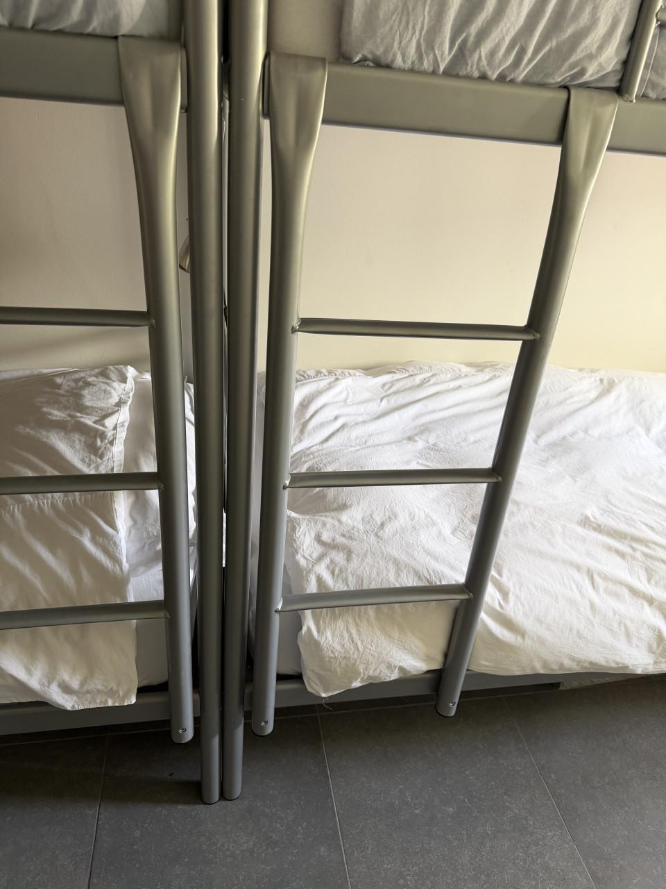 Stevig metalen stapelbed (2‑persoons) met matrassen, in nette staat.