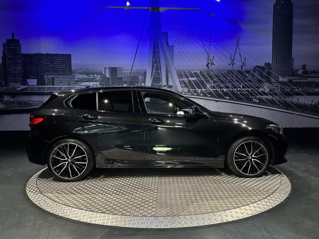 BMW 1 Serie 118i high executive *m-pack*pano*harmankardon*m-technic stoelen