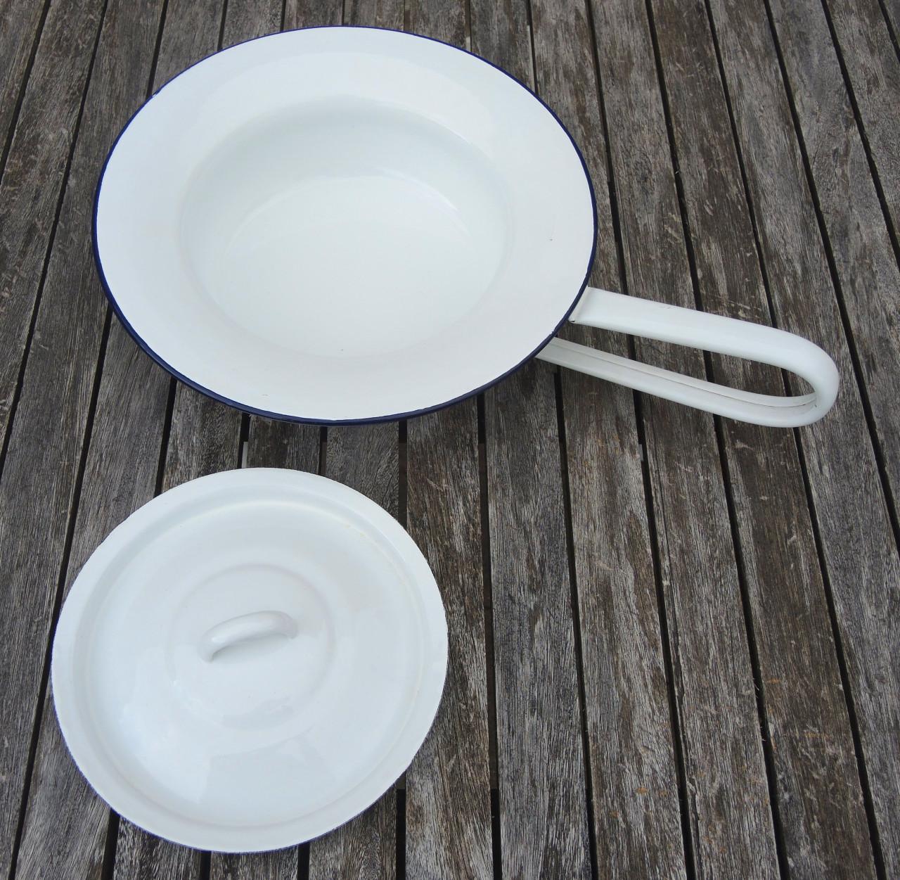 Emaille ondersteek / bedpan met deksel + emaille po