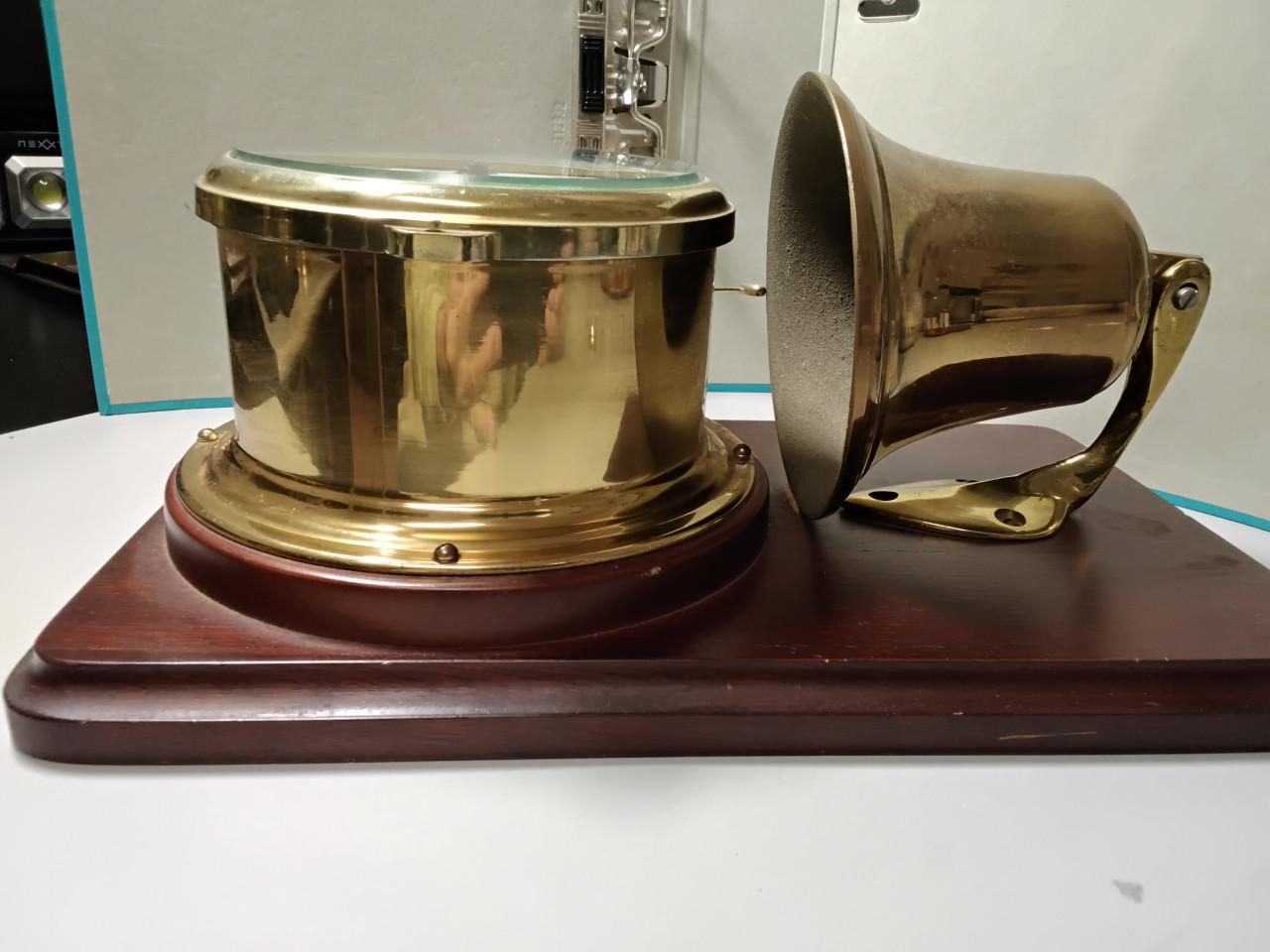 Antieke scheepsklok met bel