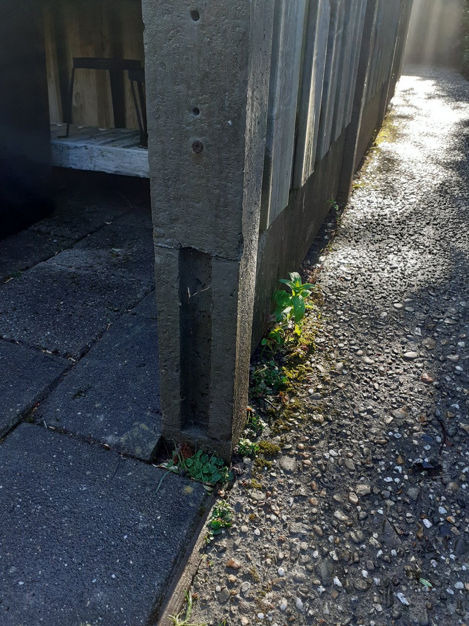Te koop:   betonnen schuttingpaal