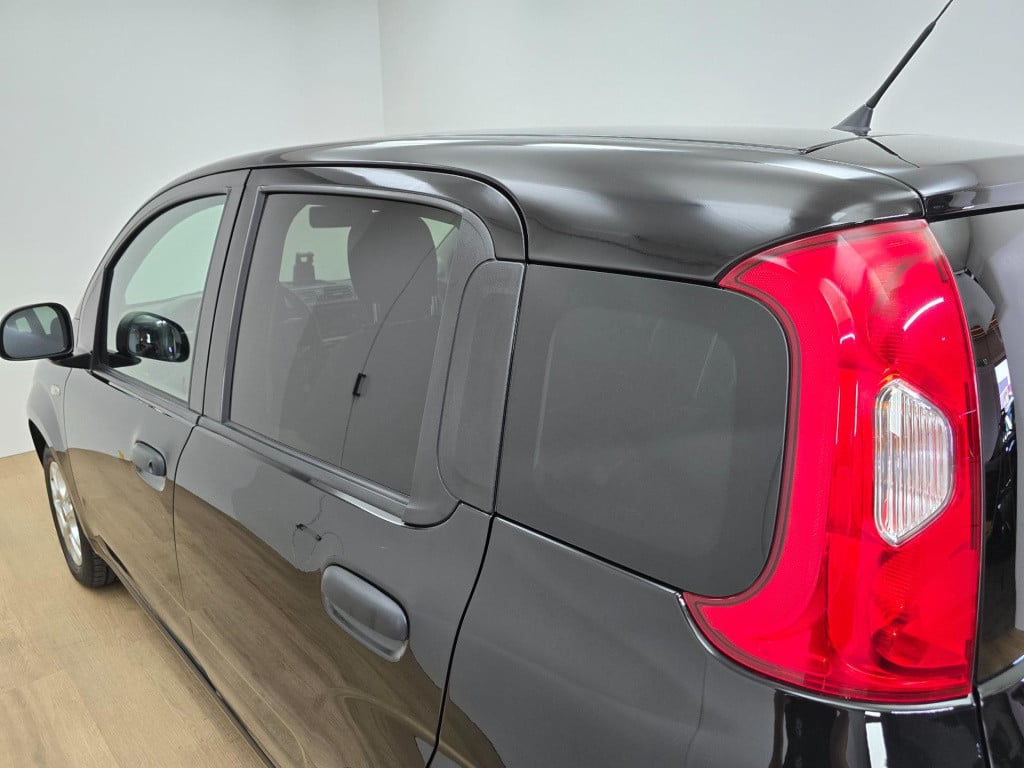 Fiat Panda occasion 1.2 popstar in zwart | sportieve look | trekhaak | twee