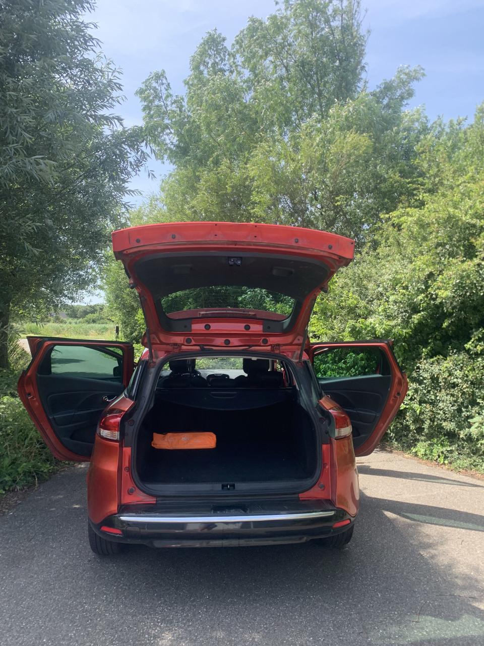 Te koop Renault Clio estate (flaming red)