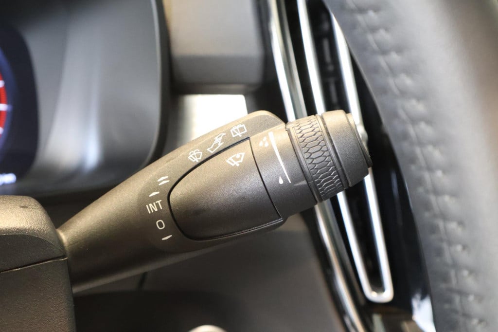 Volvo XC40 1.5 t3 momentum pro nl auto, panoramadak, el kofferklep, carplay
