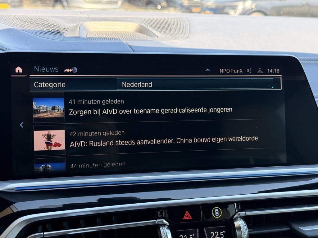 BMW X5 xdrive45e m-sport individual | b&o | sky lounge | luchtvering | mass