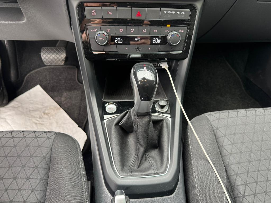 Volkswagen T-cross 1.0 tsi life automaat , apple carplay , trekhaak