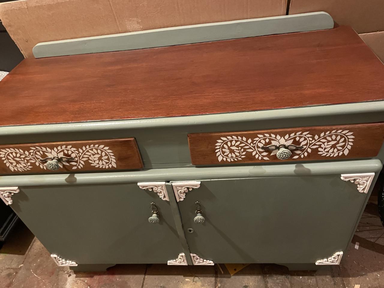 Uniek landelijk kastje