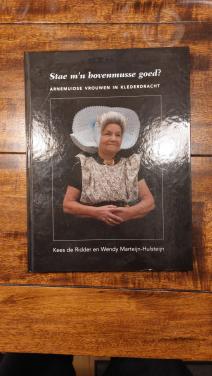 Arnemuidse vrouwen in klederdracht