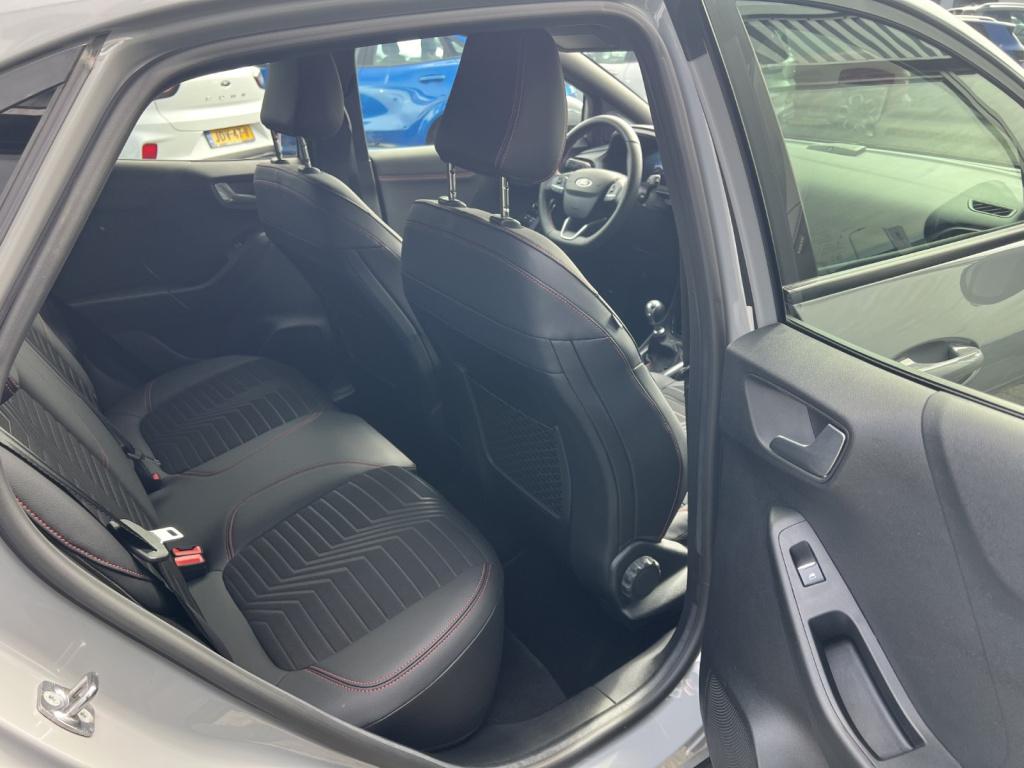 Ford Puma 1.0i ecoboost hybrid 125pk st-line x , voorruitverwarming , stoel