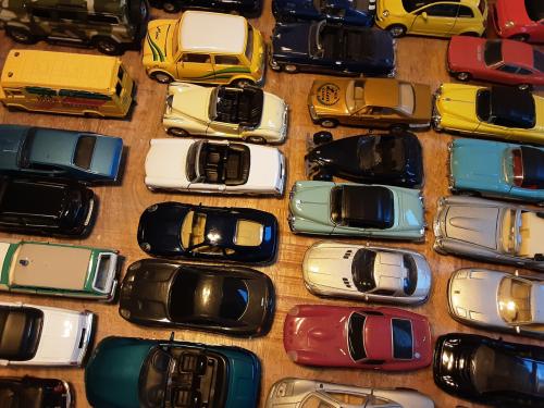 110 modelauto  bieden vanaf  200 euro voor alles