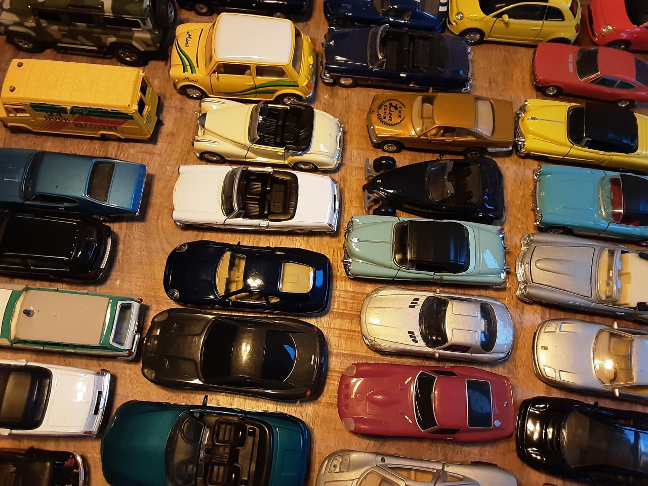 110 modelauto  bieden vanaf  200 euro voor alles