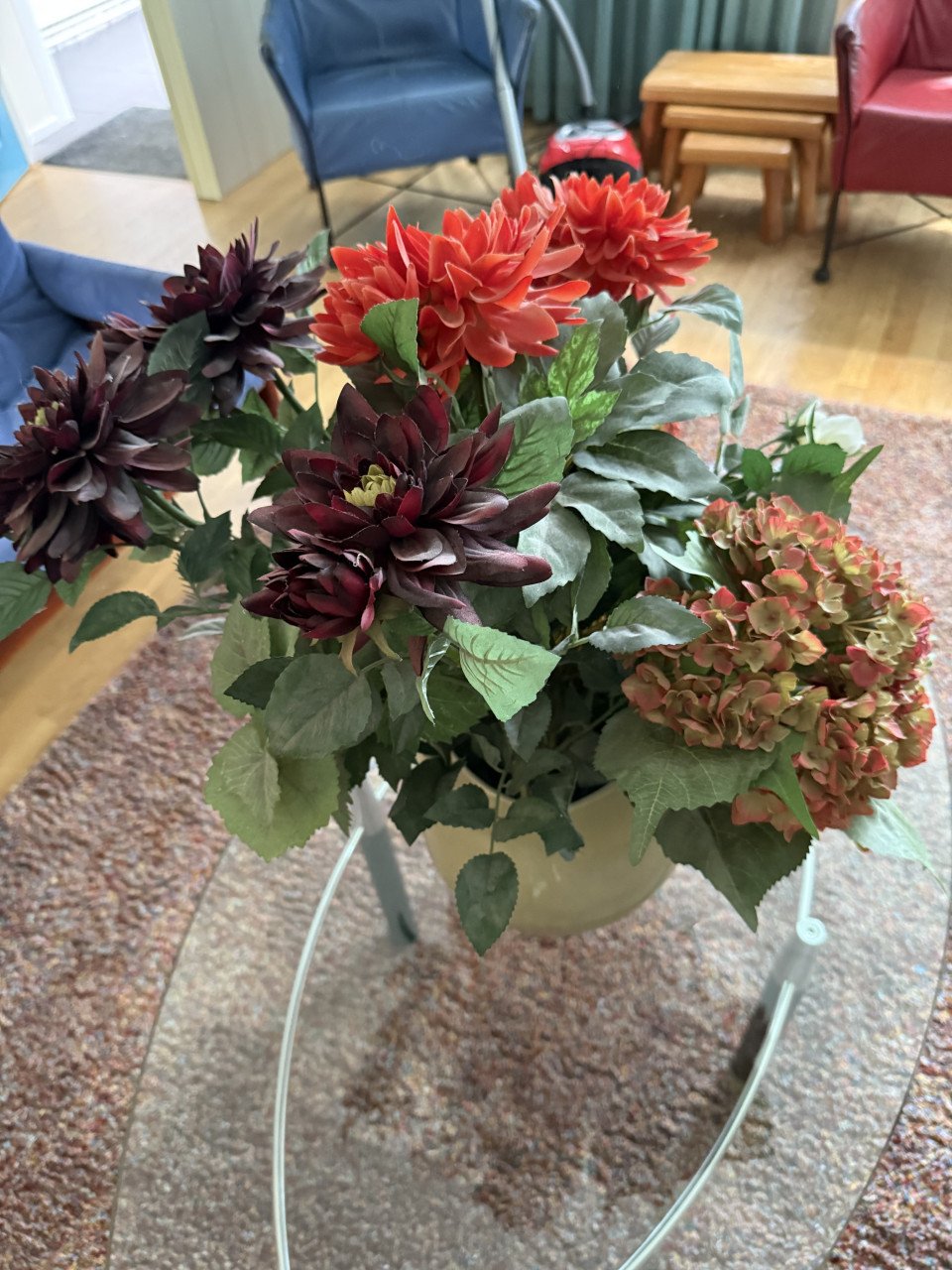 Grote vaas met diverse kunstbloemen