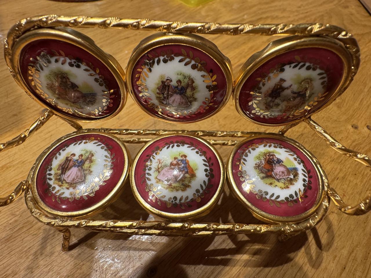 Minatuurtjes "Limoges" 4 stoeltjes 1 tafeltje en 1 bankje goud/porselein