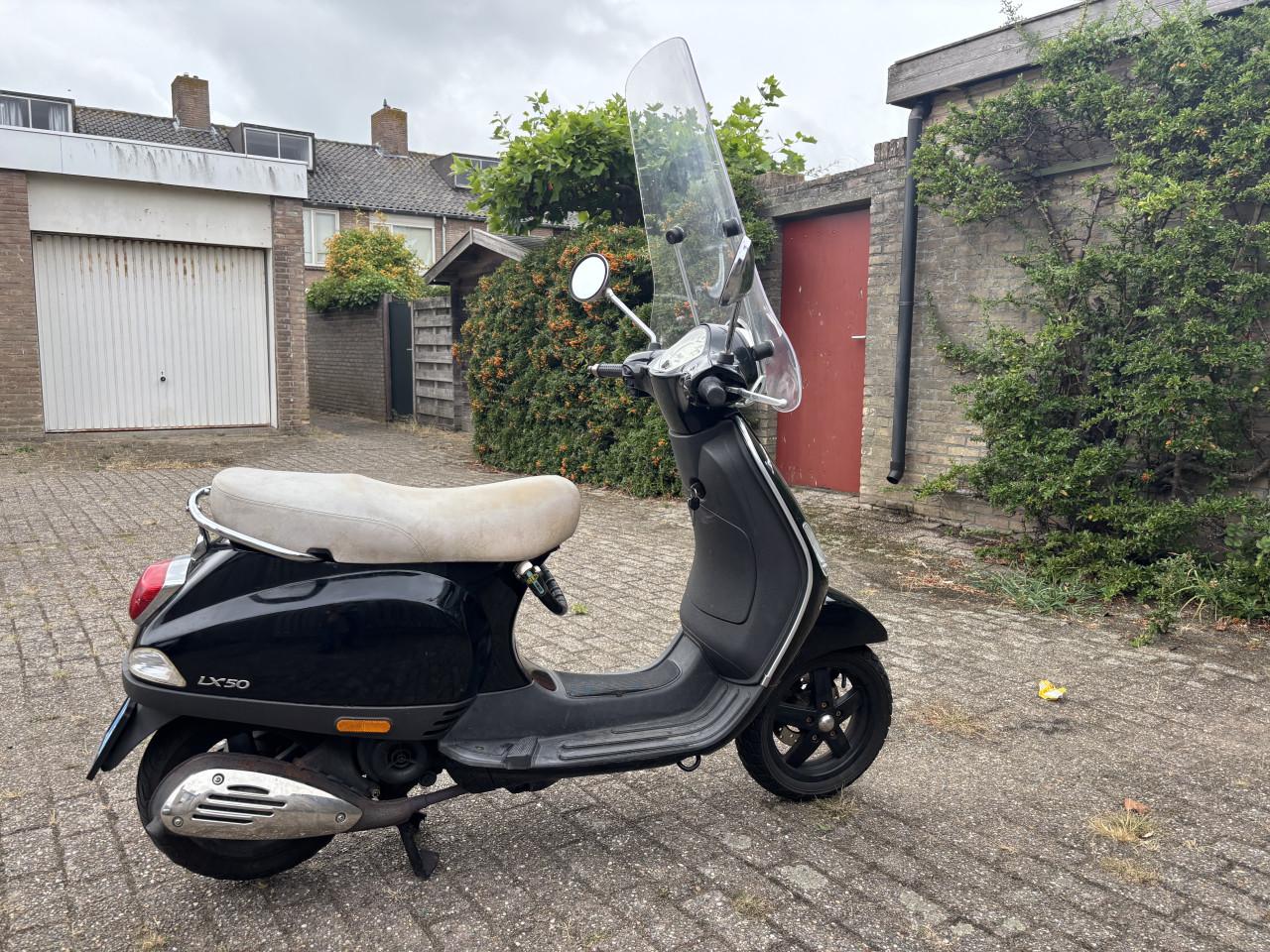 Scooter Vespa LX50 zwart 4-takt