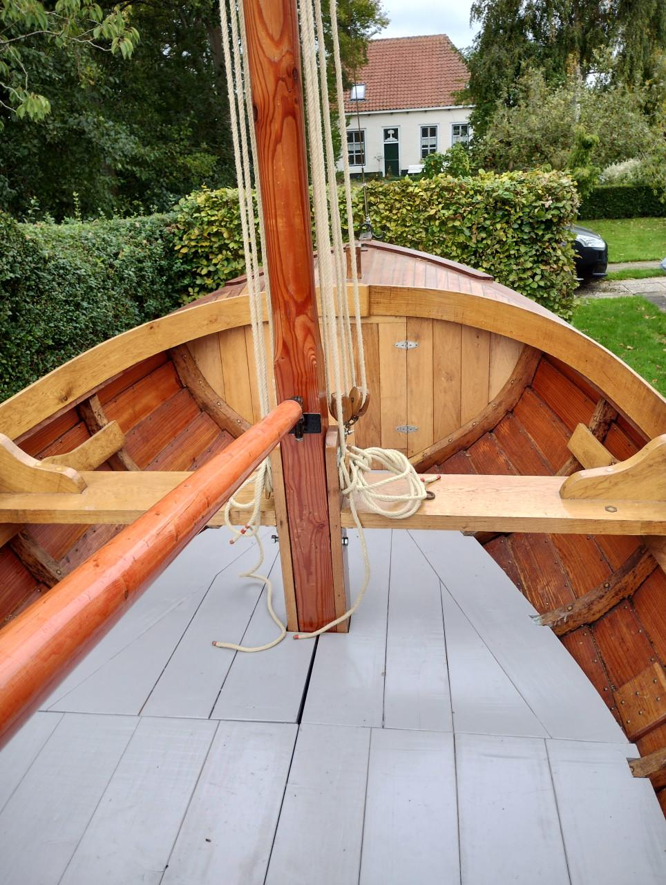 Zweedse zeilsloep 'Mojen ' overnaads met Volvo motor