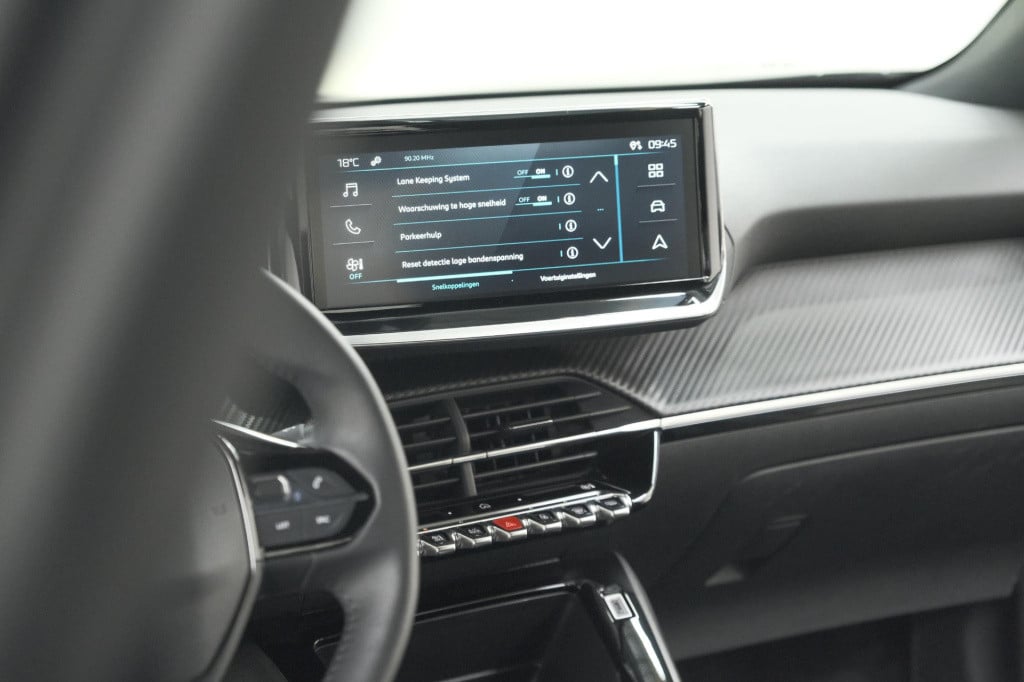 Peugeot E-2008 ev active 50 kwh | parkeersensoren | apple carplay | climate