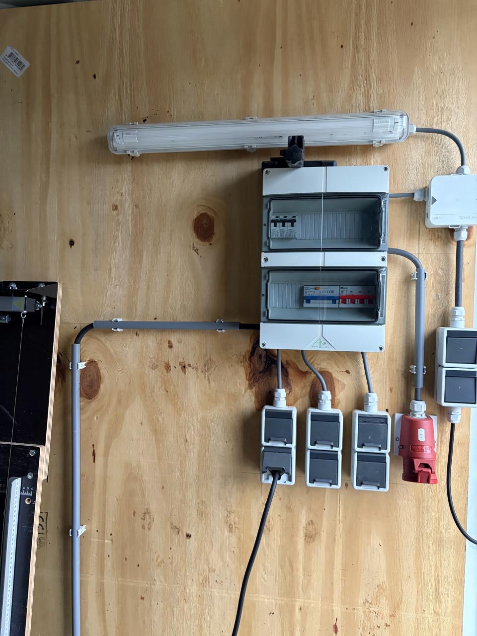 Zeecontainer met lichtmast en meterkast