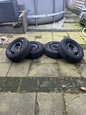 15 inch stalen velgen met winterbanden