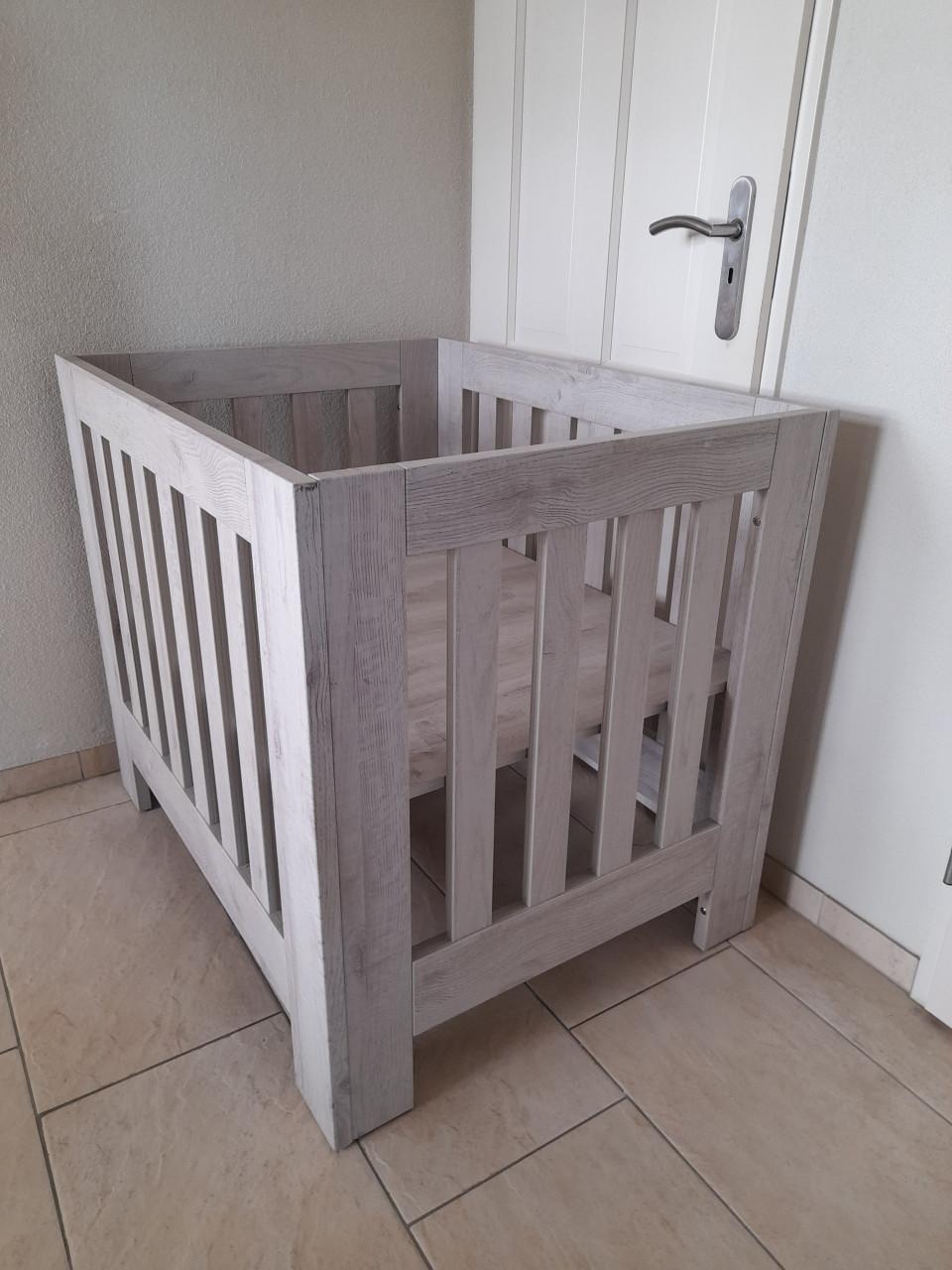 TWF Box ( in goede staat ) in hoogte verstelbaar!  Eventueel met boxkleed (