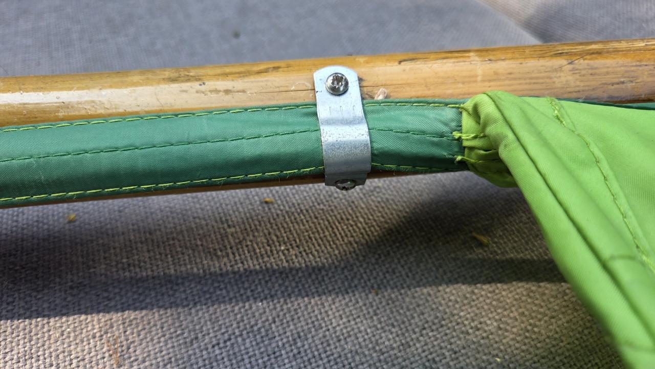 Unieke groene bladparasol op bamboestok