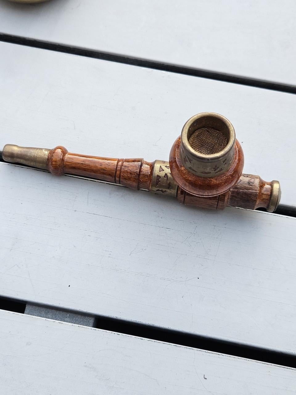 Mooie houten pijp met messing accenten, zeer nette staat
