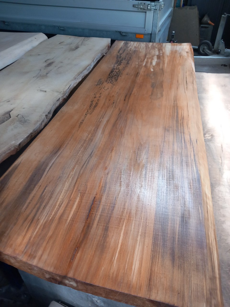 Boomstamtafels tafelbladen wandplanken salontafel bartafel in boomstamvorm
