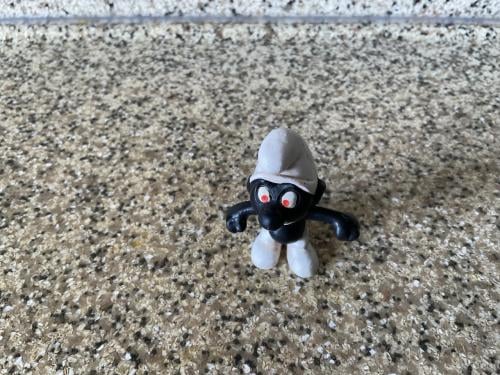 Smurf nr. 2.0007.    met zwarte tanden en rode ogen.  Merk: Peyo op de arm.