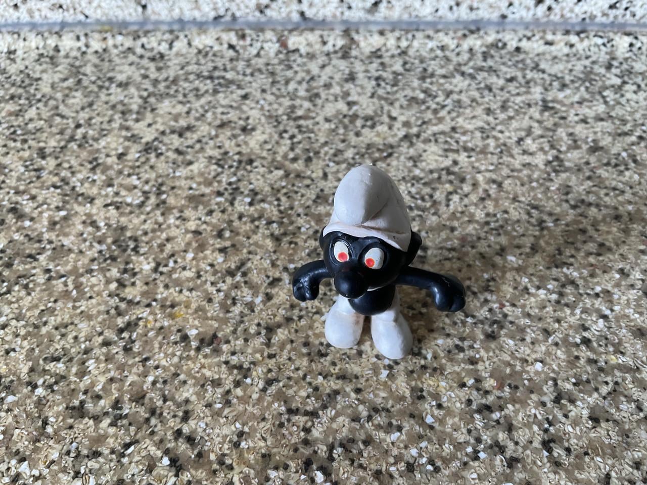 Smurf nr. 2.0007.    met zwarte tanden en rode ogen.  Merk: Peyo op de arm.