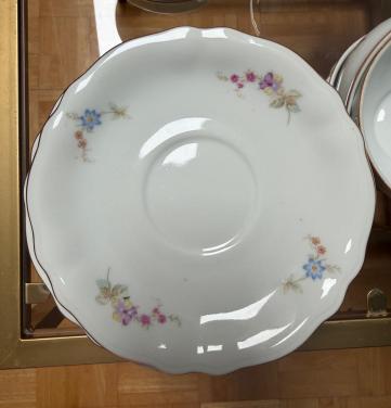Theeservies met bloemboeketjes