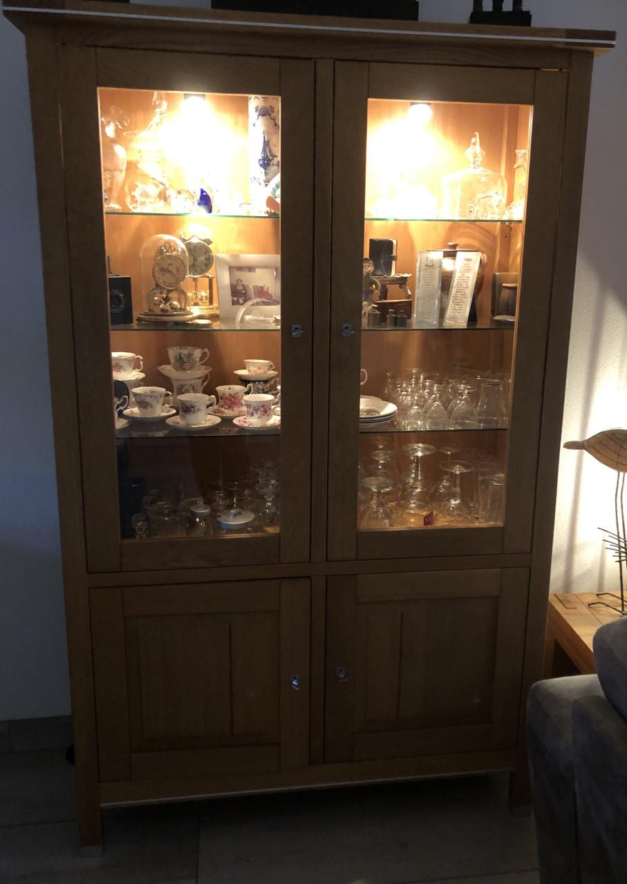 Mooie 2/3 pers bank en kasten tafels stoelen