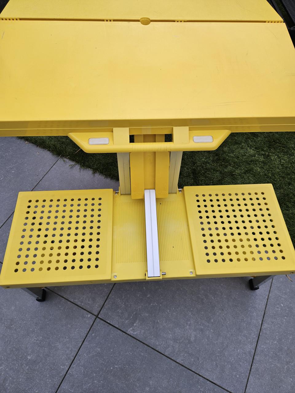 Gele opvouwbare picknicktafel - ideaal voor camping/tuin
