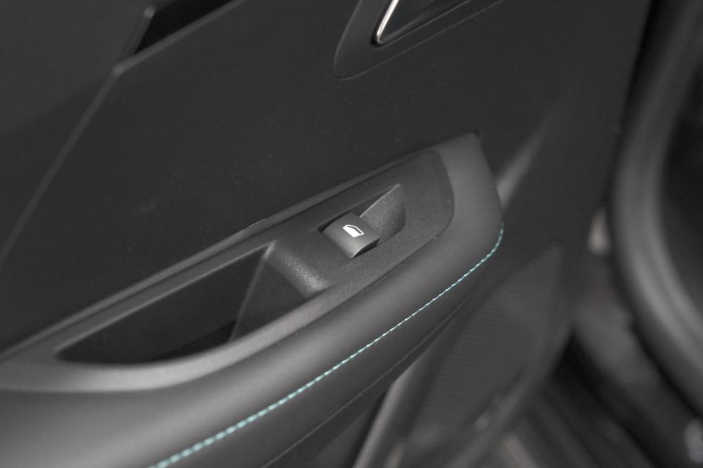 Peugeot 208 puretech 100 eat8 allure | camera | navigatie | apple carplay |