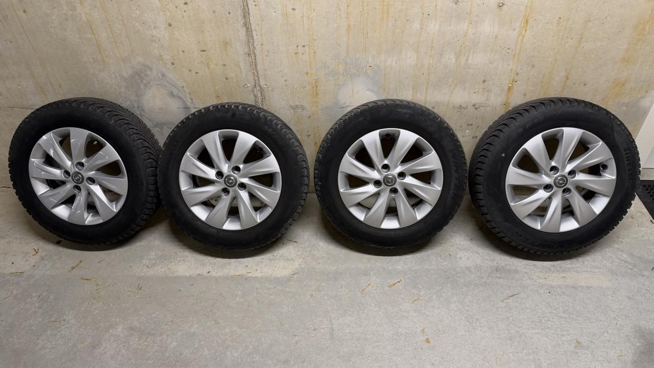 Opel Corsa winterbanden + lichtmetalen velgen