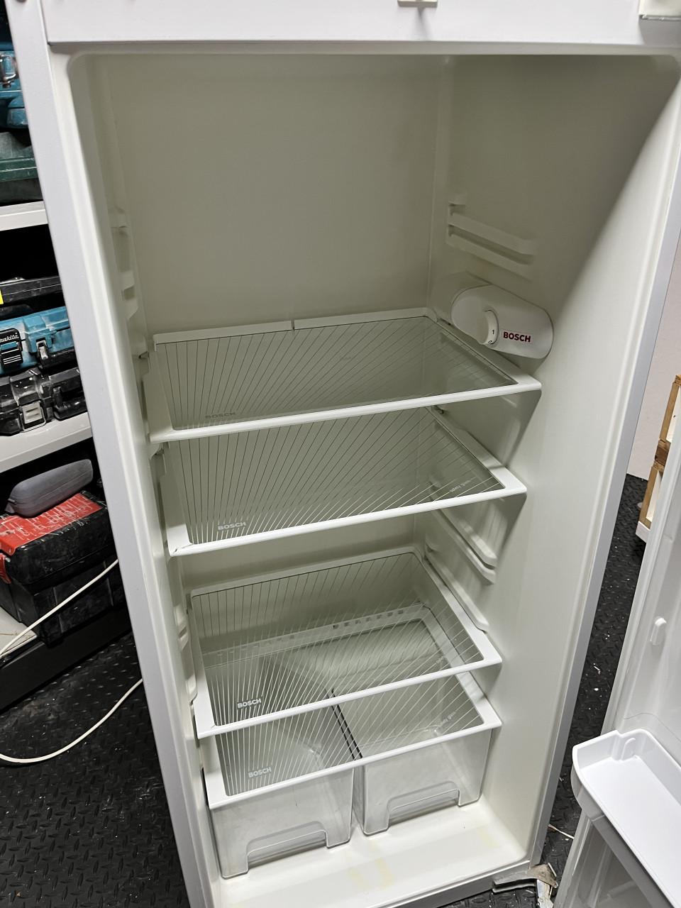 Hoge koelkast. €10,- = Goedkoper dan huren