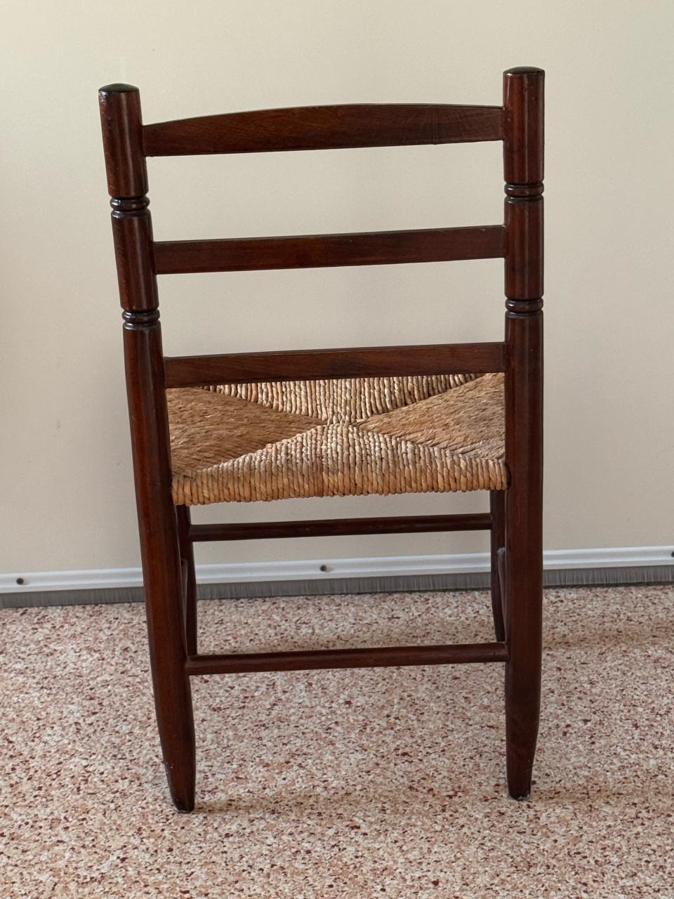 Mooie vintage houten kinderstoel met rieten zitting