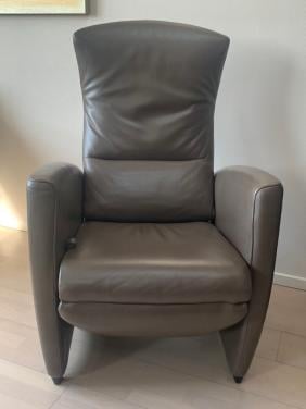 Mooie leder Relax zetel te koop merk JORI IN TAUPE KLEUR.