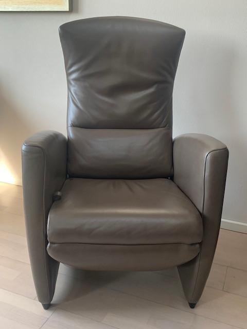 Mooie leder Relax zetel te koop merk JORI IN TAUPE KLEUR.
