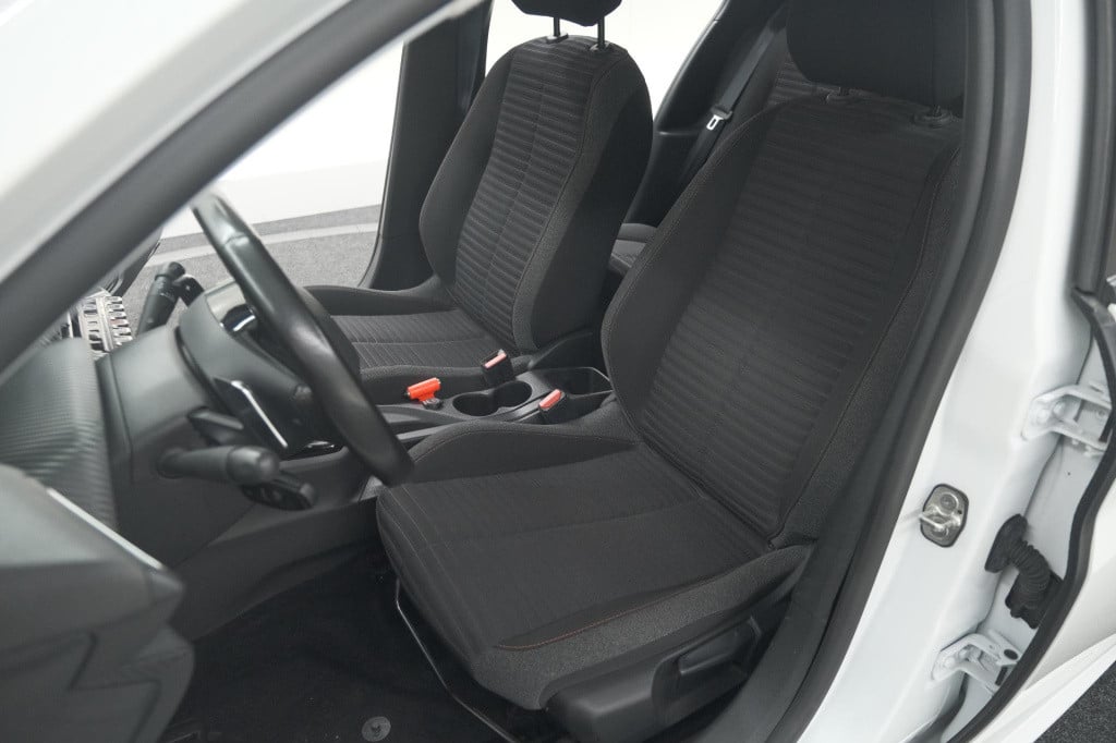Peugeot 208 puretech 100 eat8 active | trekhaak | parkeersensoren | navigat