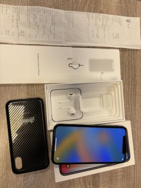 IPhone X 64GB Zwart met hoesje en oordopjes