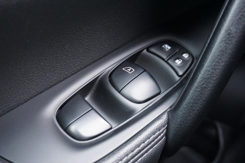 Nissan Qashqai 1.2 premier edition climate / navi / camera / dab / cruise /