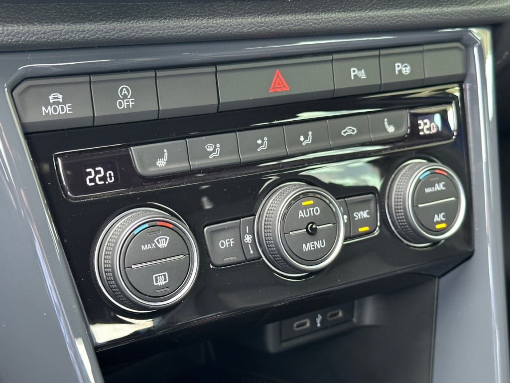 Volkswagen T-roc 1.5 tsi 150pk sport | trekhaak | carplay | led | dode hoek